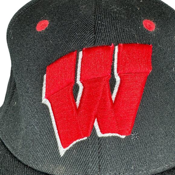 NCAA Zephyr Wisconsin Badgers Baseball Cap Hat Flex Fit Fitted Black Red M / L - Picture 6 of 8